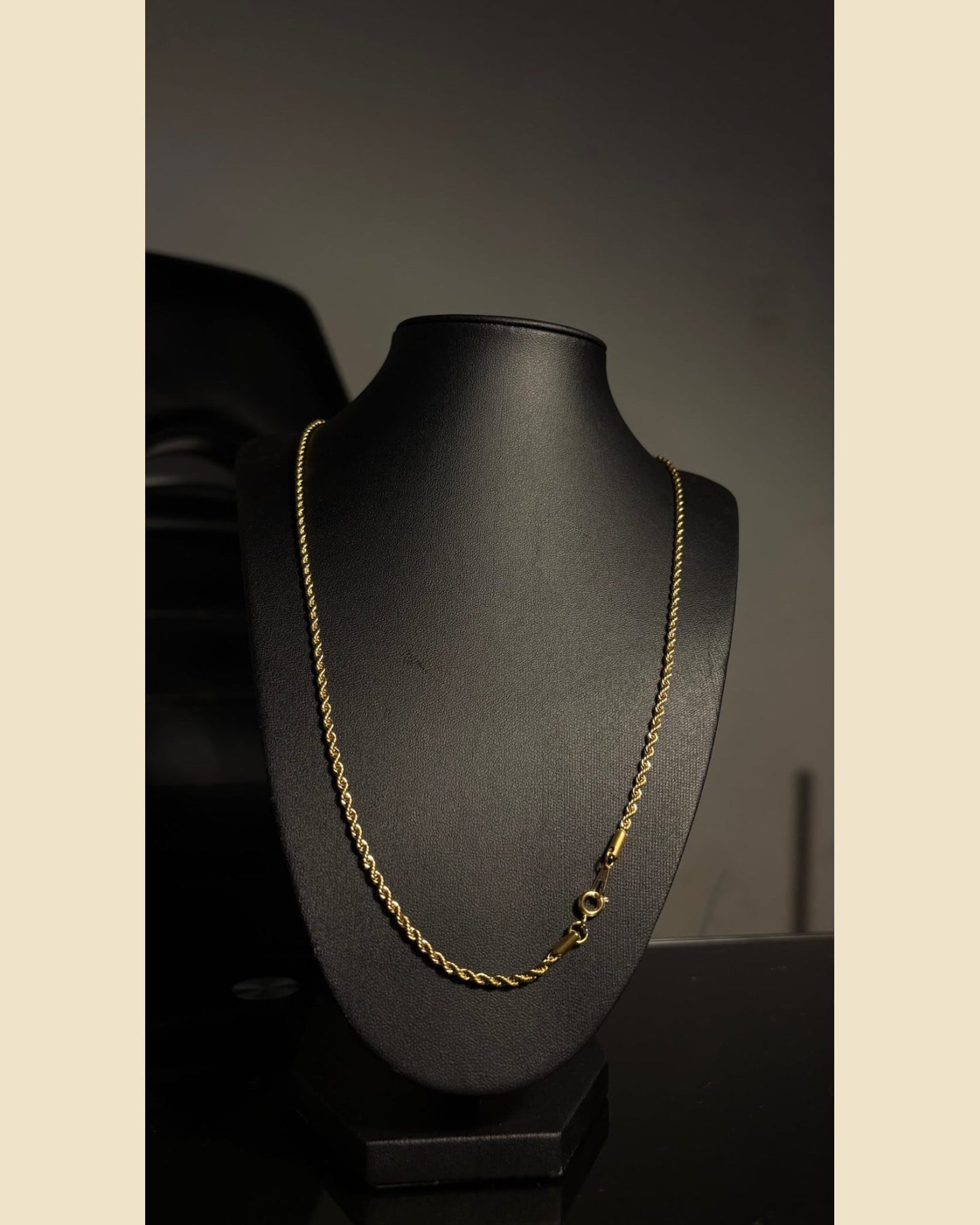 Cadena Tourbillon Fina real en estudio visual FORJA GOLD