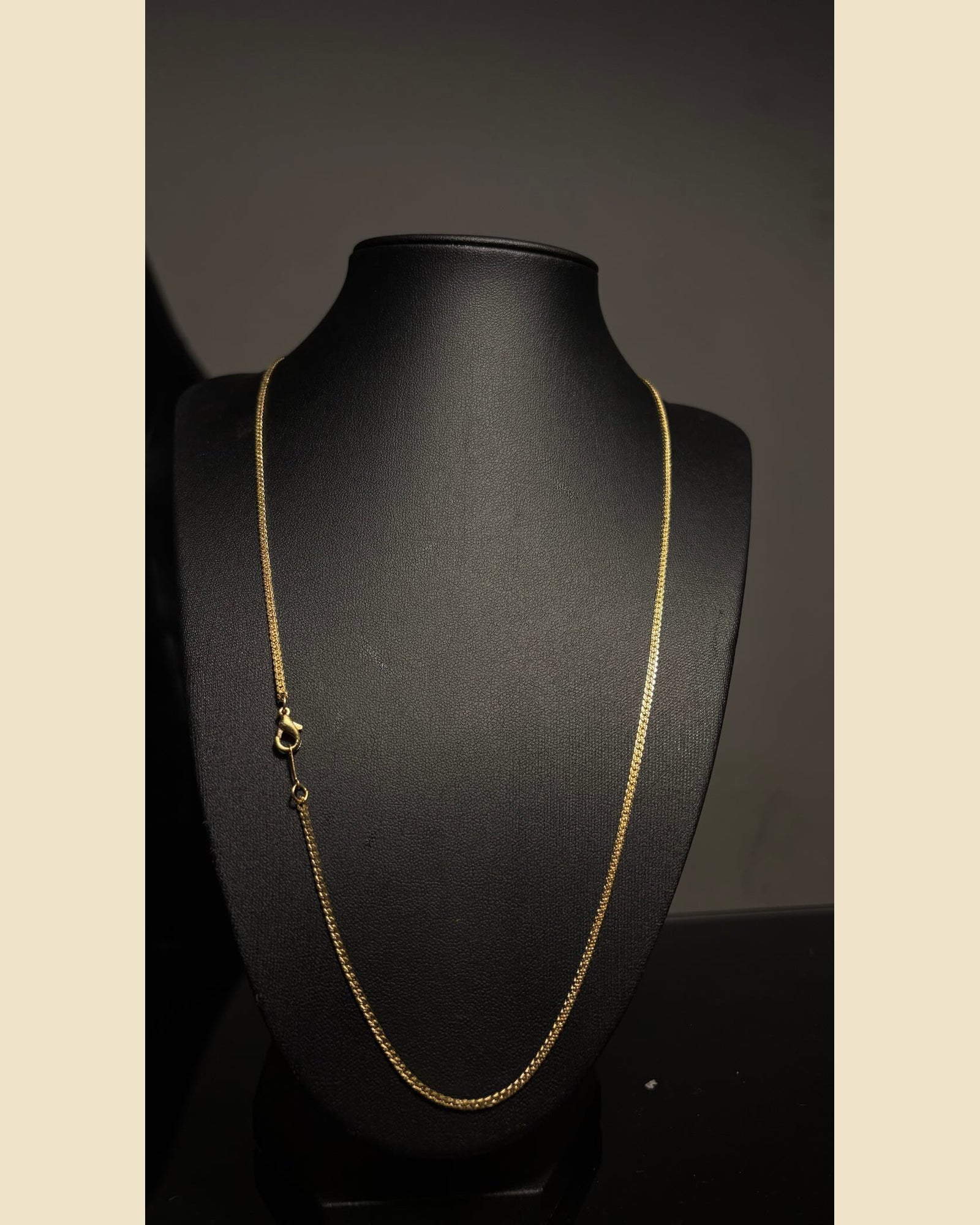 Cadena Trenzada Fina real en estudio visual FORJA GOLD
